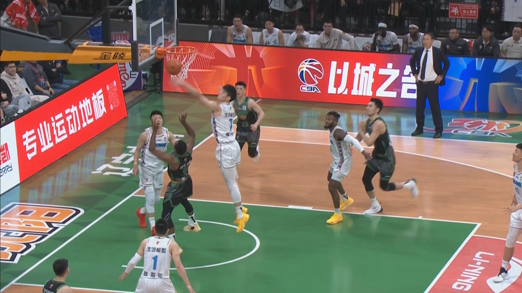 曾凡博釘板血帽弗格上籃 本場(chǎng)個(gè)人第6個(gè)蓋帽！